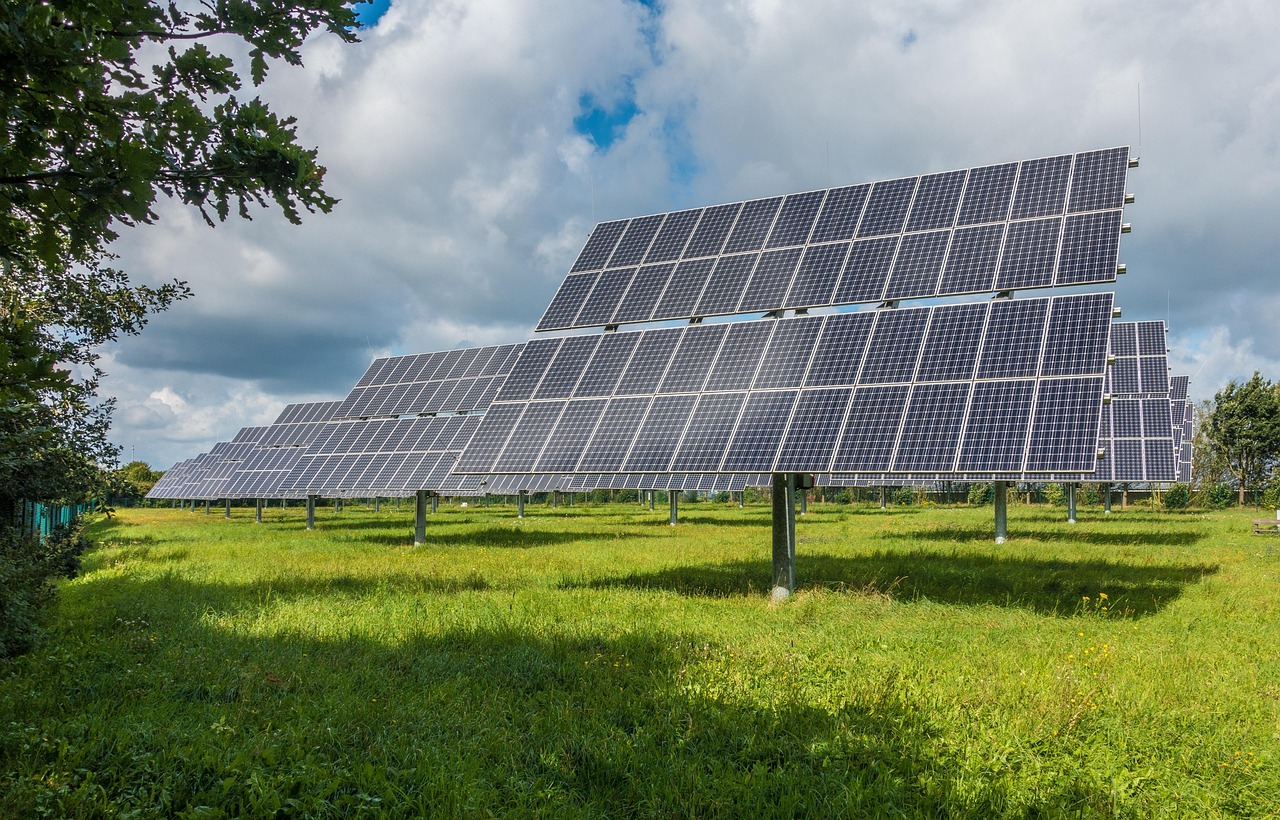 Schone zonnepanelen reflecteren de lentezon.