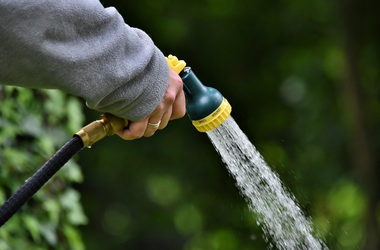 Mens in tuin met ergonomische handschoenen. Mens in tuin met ergonomische handschoenen.