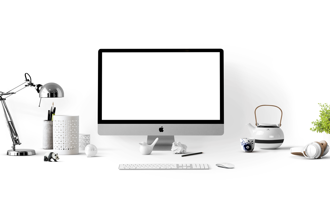 Verstelbaar sta-bureau met zomerse accessoires. Verstelbaar sta-bureau met zomerse accessoires.