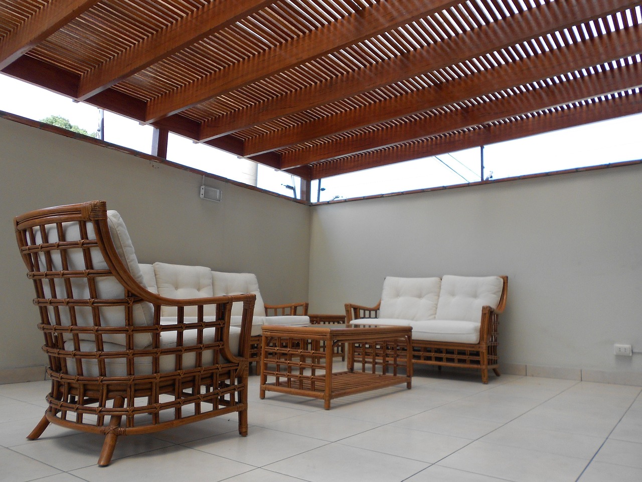 Strakke pergola met gordijnen voor schaduw. Strakke pergola met gordijnen voor schaduw.