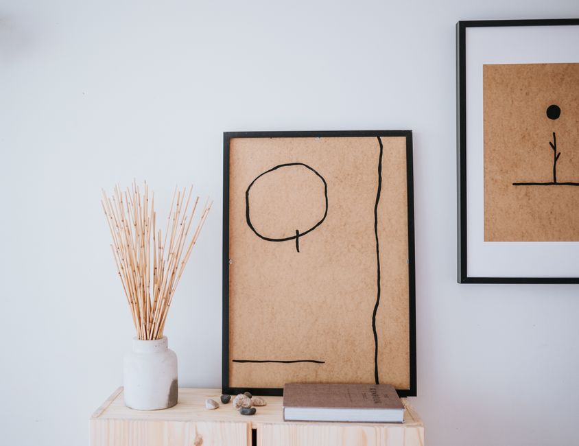 Sereen Japandi décor met eenvoudige ramen. Sereen Japandi décor met eenvoudige ramen.