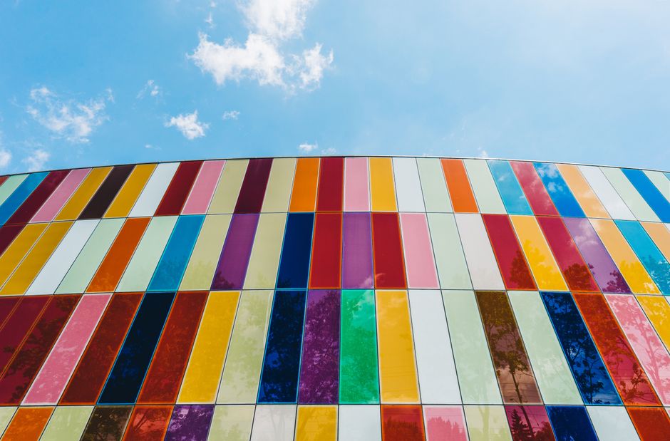 Close-up van energiebesparende raamfolie in regenboogkleuren. Close-up van energiebesparende raamfolie in regenboogkleuren.