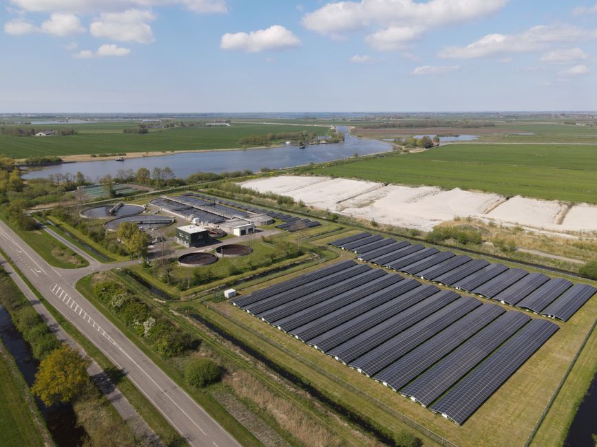Bewolkte lucht boven slim zonnedak.