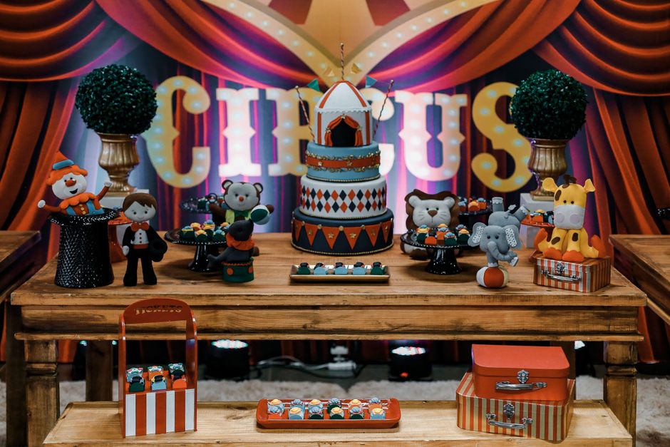 Vintage circusposters in stijlvol interieur.