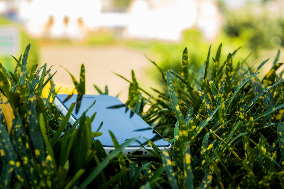 Tuinier bedient gadget om water te besparen.