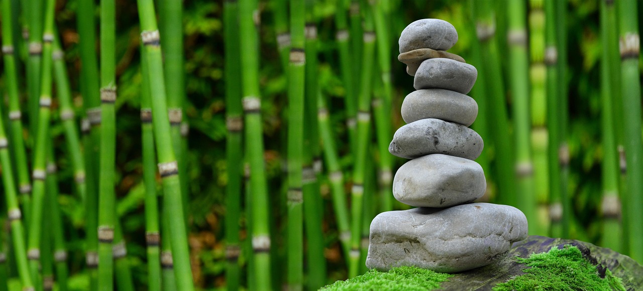 Meditatieve hoek in een geurende zen-tuin. Meditatieve hoek in een geurende zen-tuin.