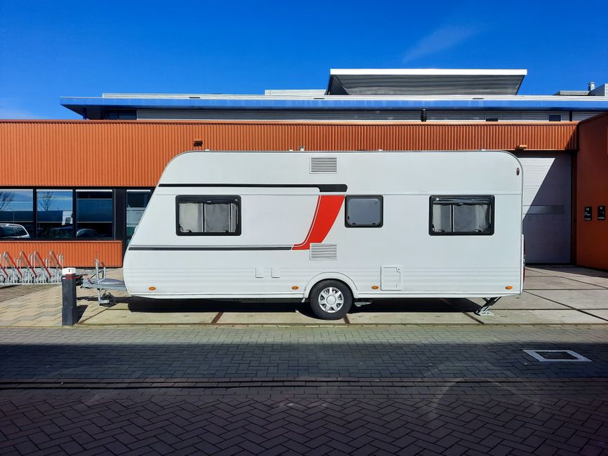 Warme dekens en kussens in moderne caravan.