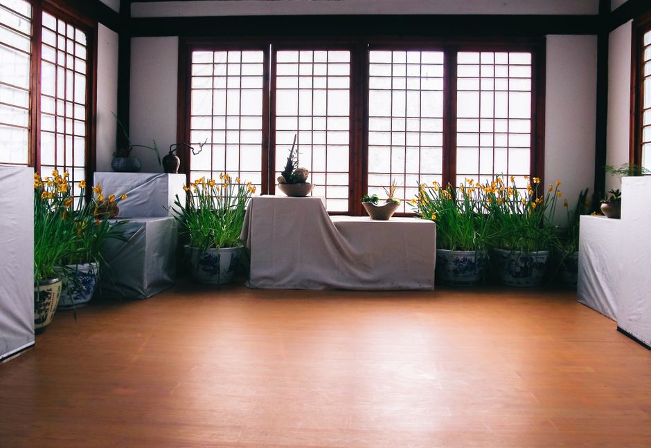 Minimalistische slaapkamer met natuurlijke materialen en rust. Minimalistische slaapkamer met natuurlijke materialen en rust.