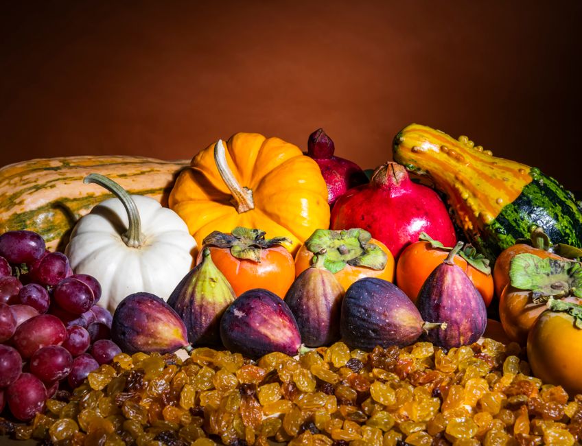 Handen bereiden herfstgerecht met seizoensproducten.