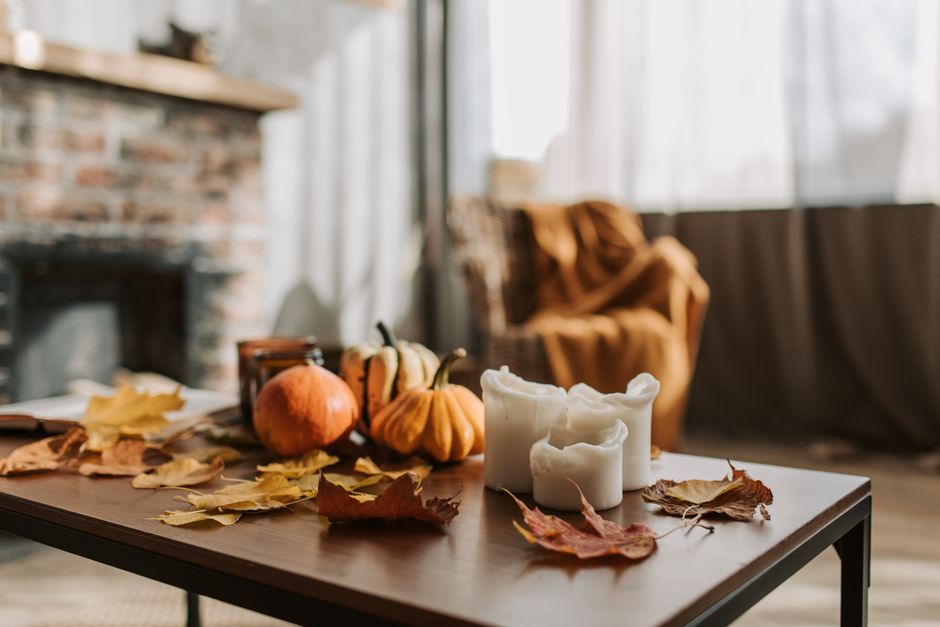 Kaarsen en plaids zorgen voor herfstgezelligheid. Kaarsen en plaids zorgen voor herfstgezelligheid.