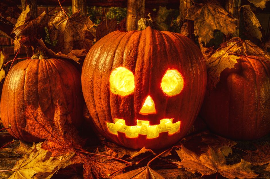 Gezellige oranje en rode lichten in herfstkleuren.