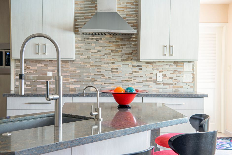 Moderne keuken met unieke vulkaan backsplash. Moderne keuken met unieke vulkaan backsplash.