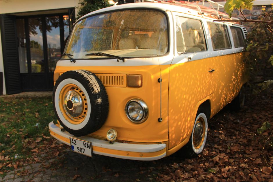 Miniatuur camper rust in creatieve buitenruimte.
