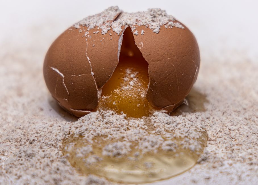 Verse appeltaart besprenkeld met kaneelpoeder. Verse appeltaart besprenkeld met kaneelpoeder.
