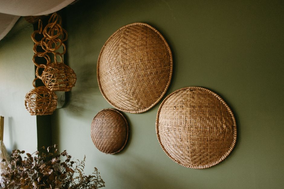 Houten muurkunst met herfstkleuren en patronen.