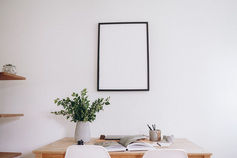 Minimalistisch Scandinavisch kantoor, neutrale kleuren en licht. Minimalistisch Scandinavisch kantoor, neutrale kleuren en licht.